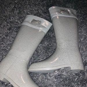 Hello kitty rain-boats.